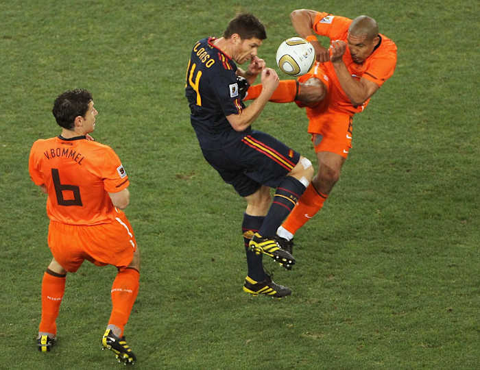 2010-nigel-de-jong-xabi-alonso.jpg