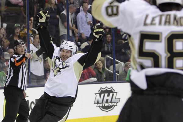 Lee Stempniak's first-ever playoff goal helped the Pens retake the series lead. (Jay LaPrete/AP)