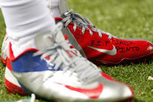 Victor Cruz wore Jack Pinto's name on his shoes during Sunday's game.