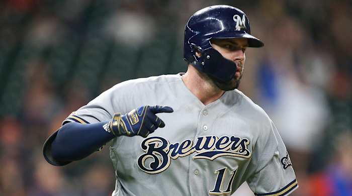 Mike Moustakas Signs Reds