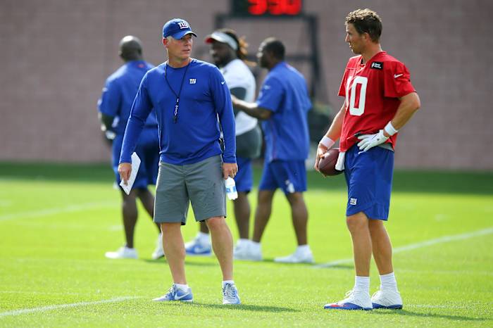 Jul 26, 2018; East Rutherford, NJ, USA; New York Giants head coach Pat Shurmur talks with quarterback Eli Manning (10) during training camp at Quest Diagnostics Training Center.