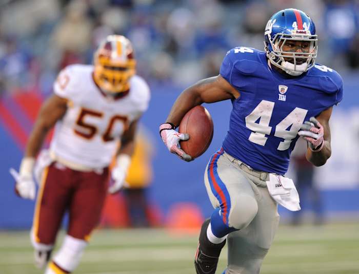 Giants running back Ahmad Bradshaw (44) breaks loose during a game against the Washington Football Team at MetLife Stadium.