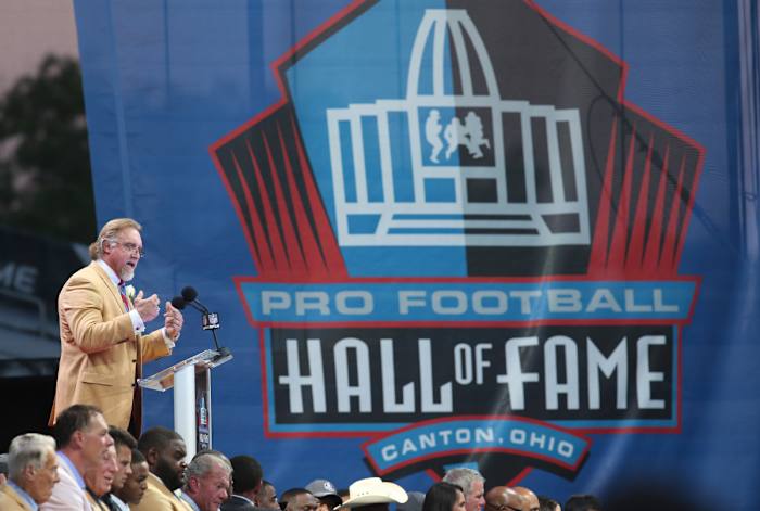 Former Steelers linebacker Kevin Greene gives his acceptance speech during the 2016 NFL Hall of Fame enshrinement.