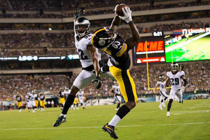 Steelers wide receiver Damoun Patterson (83) makes a touchdown reception against Eagles cornerback Rasul Douglas (32) during the second quarter at Lincoln Financial Field.