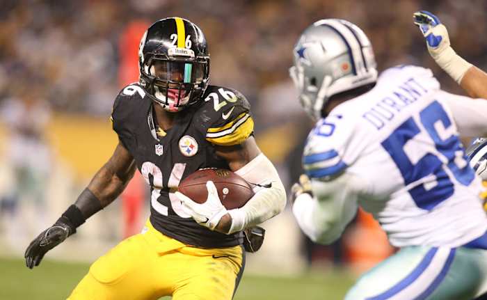 Steelers running back Le'Veon Bell (26) scores on a one yard touchdown run past Cowboys linebacker Justin Durant (56) during the fourth quarter at Heinz Field.