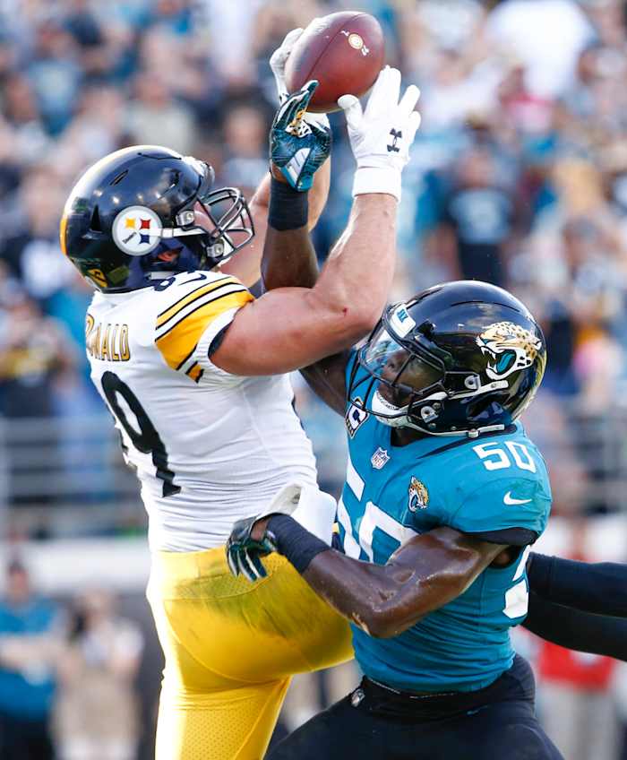 Steelers tight end Vance McDonald (89) makes a touchdown catch over Jaguars outside linebacker Telvin Smith (50) during the second half at TIAA Bank Field.