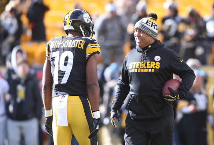 Steelers wide receiver JuJu Smith-Schuster (19) talks with former receiver Hines Ward before playing the Jaguars in the 2018 AFC Divisional Playoff game.