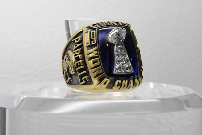 The Super Bowl XXI ring to commemorate the Giants' 39–20 victory over the Broncos at the Rose Bowl.