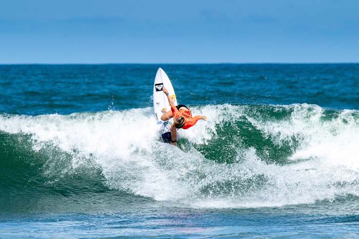 caroline-marks-surfing