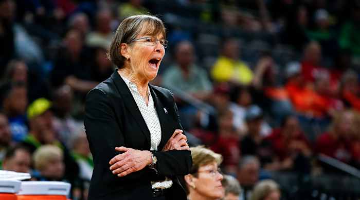 tara-vanderveer-stanford-ties-pat-summit-wins-record