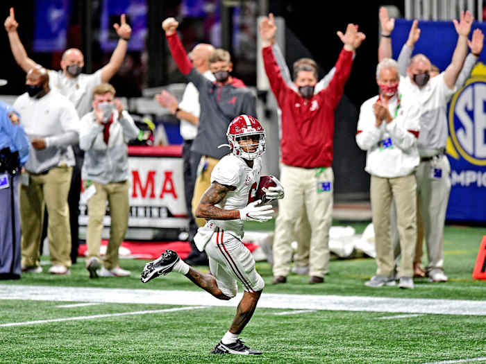 Alabama WR DeVonta Smith scores a touchdown vs. Florida