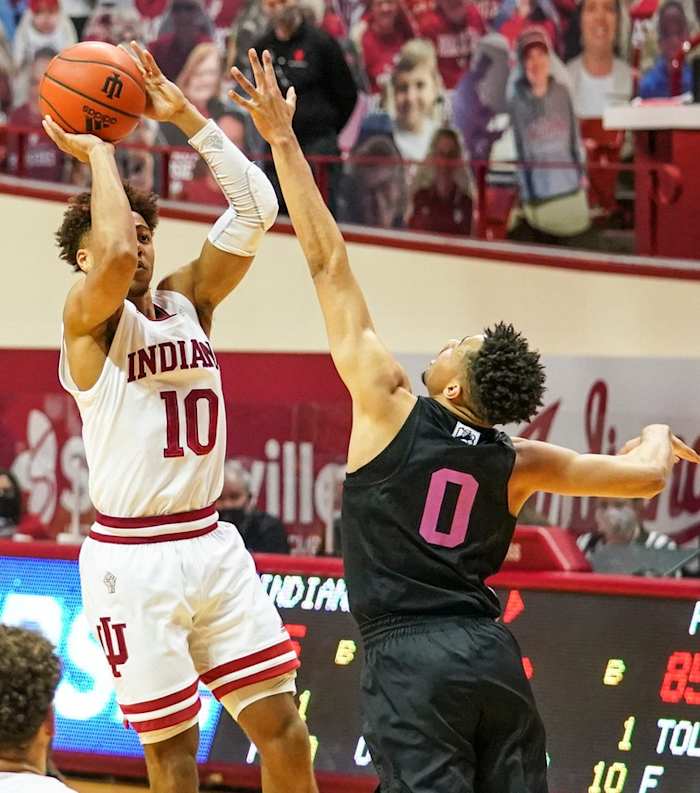 Indiana junior guard Rob Phinisee puts up the game-winning shot for the Hoosiers in an 87-85 overtime win vs. Penn State (USA TODAY Sportrs)