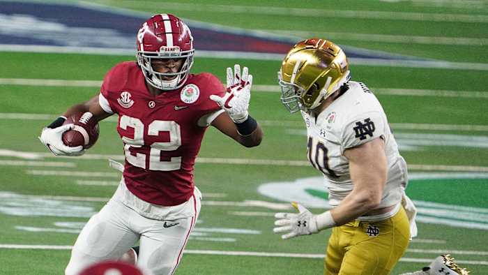 Alabama's Najee Harris runs vs. Notre Dame