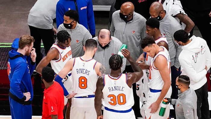 New York Knicks head coach Tom Thibodeau talks to his players