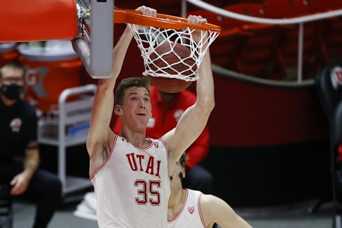 Jan 9, 2021; Salt Lake City, Utah, USA; Utah Utes center Branden Carlson (35) dunks the ball in the second half against the Oregon Ducks at Jon M. Huntsman Center.