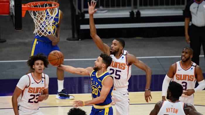 Golden State Warriors guard Stephen Curry goes up for a layup against Phoenix Suns forward Mikal Bridges