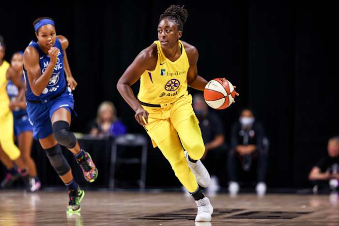 Nneka Ogwumike dribbling