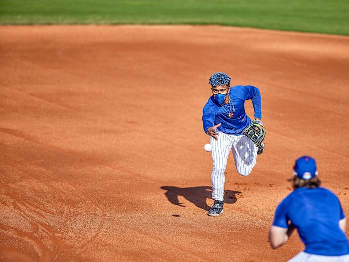 Francisco Lindor fielding a groundball