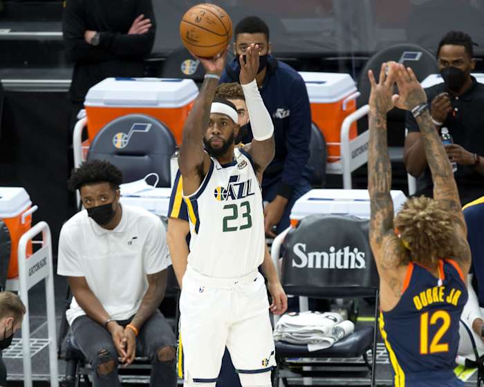 Royce O'Neale (23) shoots a three-pointer over Kelly Oubre Jr (12)