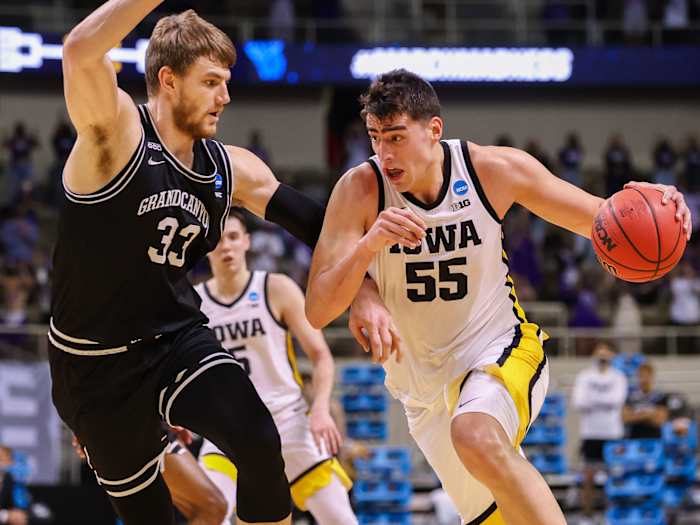 Luka Garza drives vs. Grand Canyon
