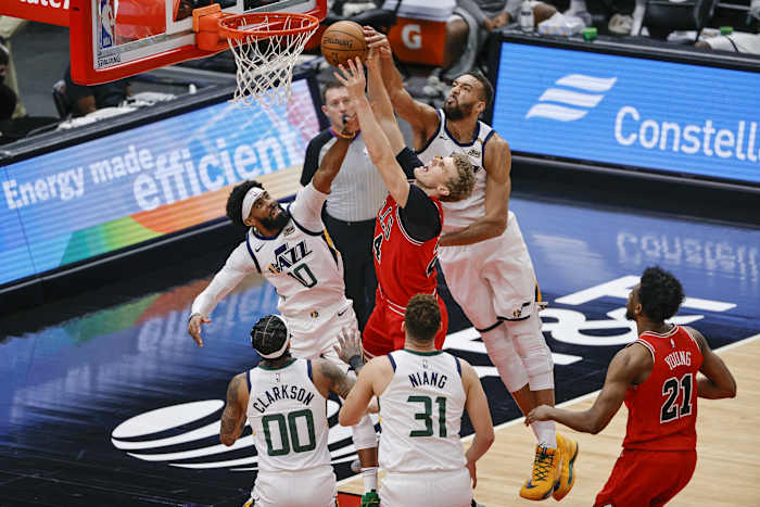 Rudy Gobert (27) blocks Lauri Markkanen (24) on Monday night
