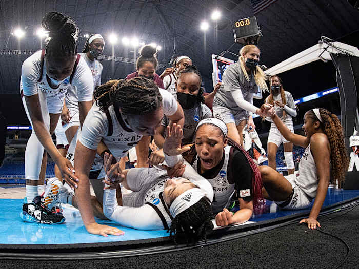 Texas A&M players celebrate after Jordan Nixon's buzzer beater over Iowa State