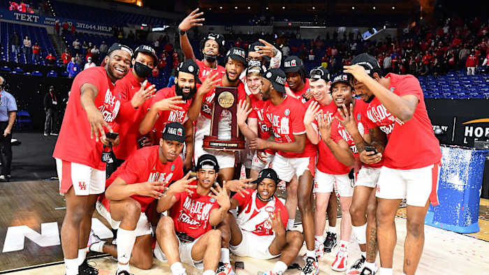 Houston poses for a team photo with the Midwest Region trophy