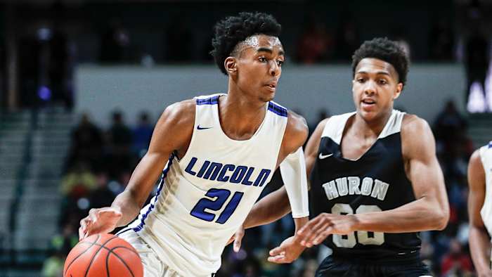 Emoni Bates in a high school game in 2019