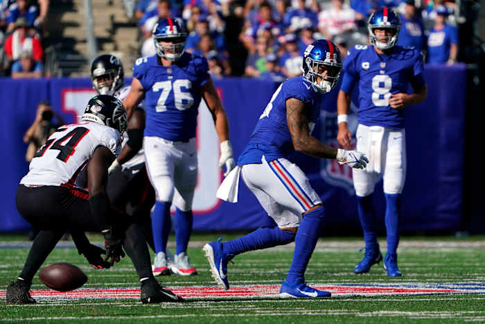 New York Giants tight end Evan Engram (88) misses a pass from quarterback Daniel Jones (8) late in the second half at MetLife Stadium on Sunday, Sept. 26, 2021, in East Rutherford.