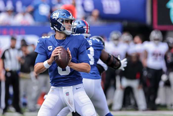 New York Giants quarterback Daniel Jones (8) prepares to throw the ball against the Atlanta Falcons. Mandatory Credit: Vincent Carchietta-USA TODAY Sports