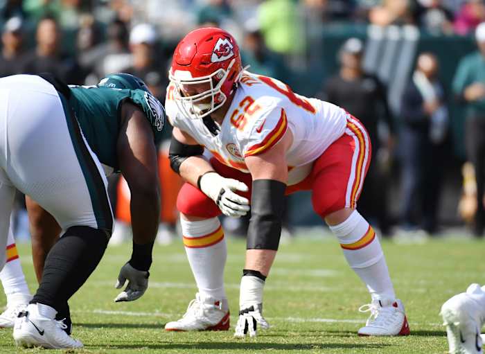 Oct 3, 2021; Philadelphia, Pennsylvania, USA; Kansas City Chiefs offensive guard Joe Thuney (62) prepares to block against the Philadelphia Eagles at Lincoln Financial Field. Mandatory Credit: Eric Hartline-USA TODAY Sports