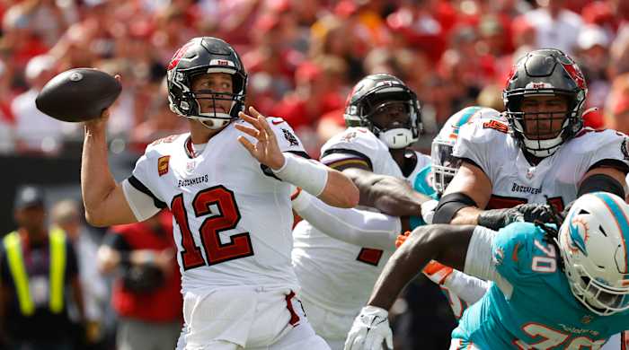 Tom Brady throwing against Miami.