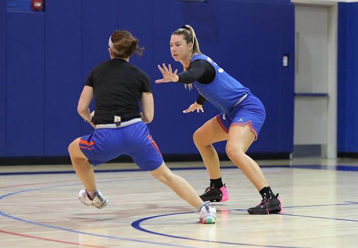 Former Florida Gators forward Cydnee Kinslow practices with a teammate in 2021.