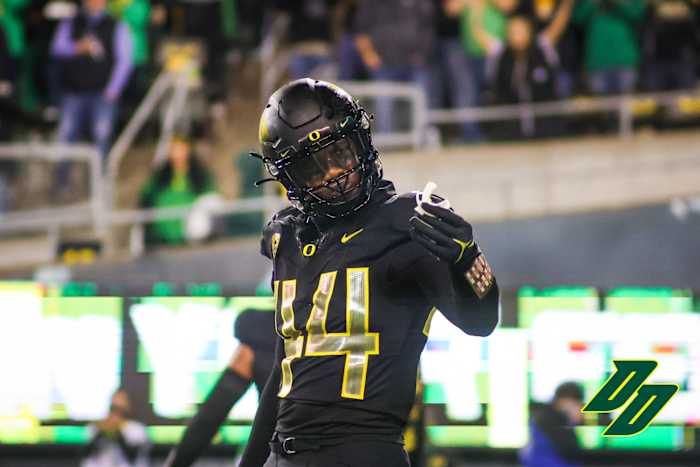 Oregon Ducks defensive end Bradyn Swinson vs. California in 2021.