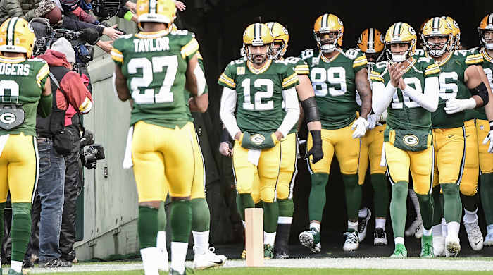 aaron-rodgers-returns-packers-teammates