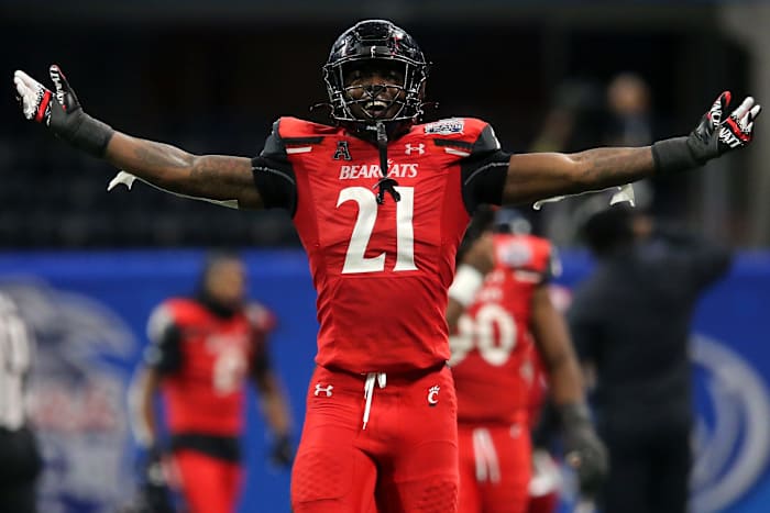 Cincinnati Bearcats defensive end Myjai Sanders (21) pumps up the team and the fans in the third quarter during the Chick-fil-A Peach Bowl against the Georgia Bulldogs, Friday, Jan. 1, 2021, at Mercedes-Benz Stadium in Atlanta, Georgia. The Georgia Bulldogs won, 24-21. Georgia Bulldogs Vs Cincinnati Bearcats Chick Fil A Peach Bowl 2020 Jan 1 2021