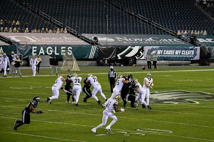 Saints' Taysom Hill (7) throws against the Eagles on Sunday, Dec. 13, 2020. © JOE LAMBERTI/USA TODAY NETWORK via Imagn Content Services, LLC