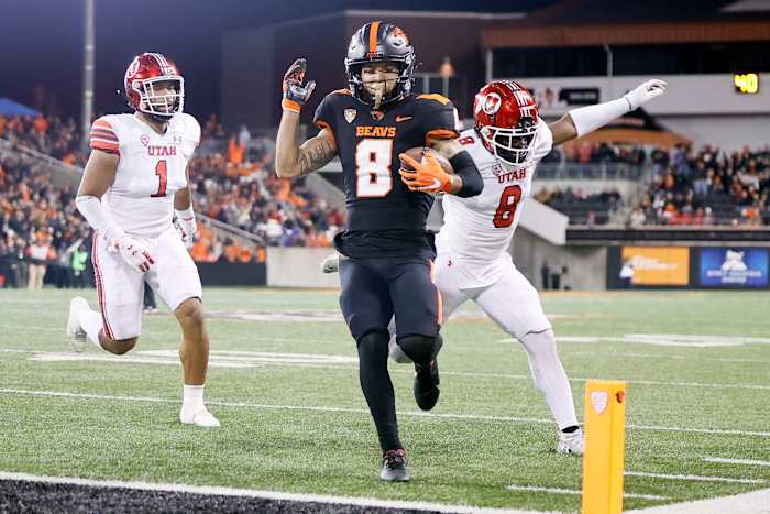 Oregon State Beavers wide receiver Trevon Bradford (8) runs into the end zone past Utah Utes corner back Clark Phillips III (8).