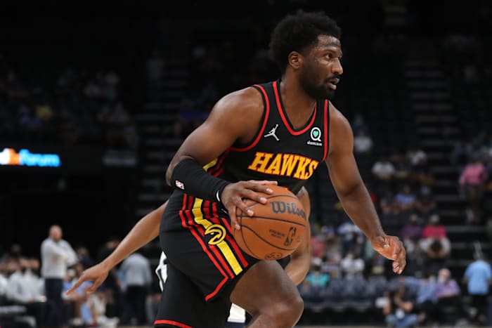 Atlanta Hawks forward Solomon Hill (18) dribbles the ball during the first half against the Memphis Grizzlies at FedExForum