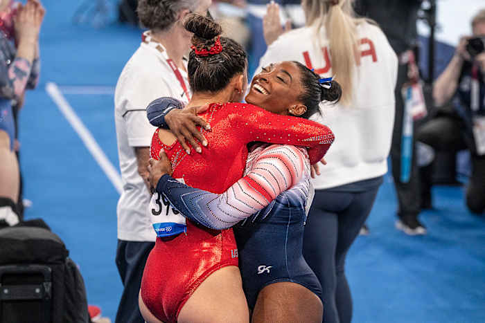 suni-lee-biles-hug