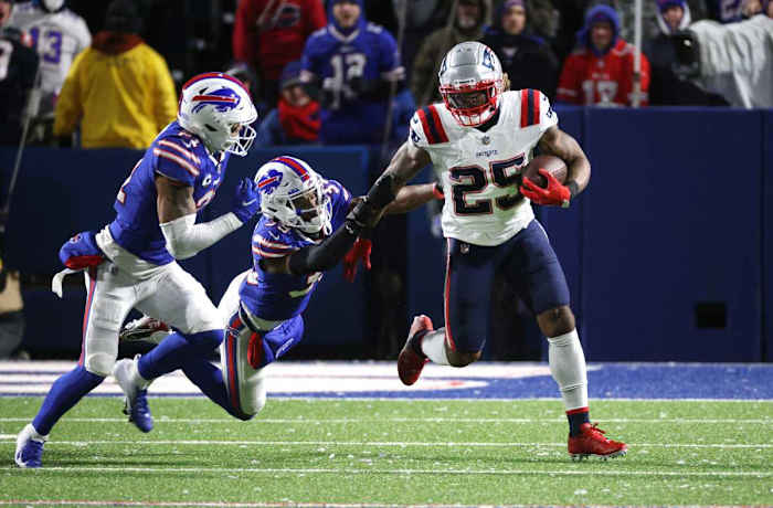 Patriots running back Brandon Bolden gets outside the Buffalo defense