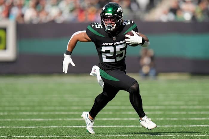 New York Jets running back Ty Johnson (25) carries the ball. Kareem Elgazzar / USA TODAY NETWORK