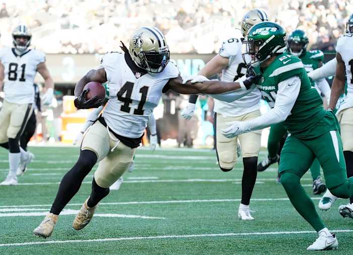 New Orleans Saints running back Alvin Kamara (41) scores a 1st half touchdown against the New York Jets. Mandatory Credit: Robert Deutsch-USA TODAY Sports