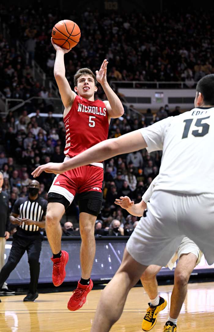 A Nicholls State player shoots the ball over Zach Edey.