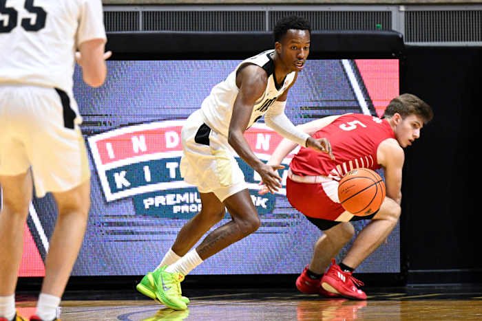 Eric Hunter Jr. goes for a loose ball.