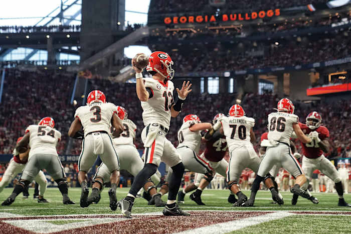 Stetson Bennett passes against Alabama