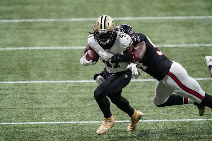 New Orleans Saints running back Alvin Kamara (41) against Atlanta linebacker Foyesade Oluokun (54). Mandatory Credit: Dale Zanine-USA TODAY