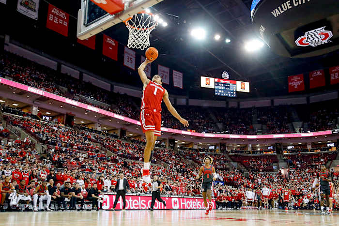 Johnny Davis dunks