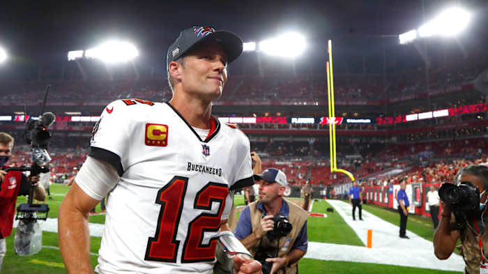 Tom Brady leaves field with Buccaneers.