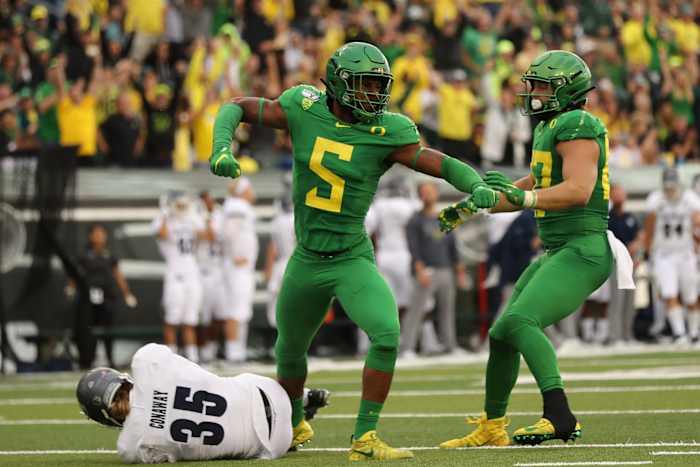Oregon DE Kayvon Thibodeaux celebrates tackle